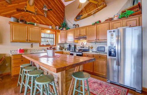 Deck and Fire Pit Waterfront Cabin in Greers Ferry! - Foto 7