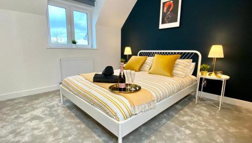 NEW Beautiful Large 3 bedroom House - 5 Minutes to the nearest Beach! - Great Location - Garden - Parking - Fast WiFi - Smart TV - Newly decorated - sleeps up to 7! Close to Poole & Bournemouth & Sandbanks - Foto 5