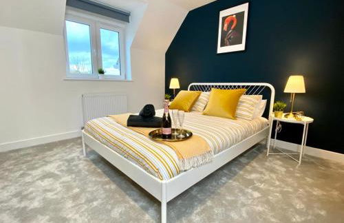 NEW Beautiful Large 3 bedroom House - 5 Minutes to the nearest Beach! - Great Location - Garden - Parking - Fast WiFi - Smart TV - Newly decorated - sleeps up to 7! Close to Poole & Bournemouth & Sandbanks - Foto 5