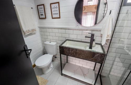 Loft Americano para Casais - Lareira Externa, Rio no Terreno, Rede Suspensa e Churrasqueira - Foto 11