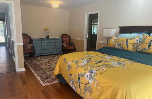 Quiet Forest Vacation home on a Private Road with Spacious Patios, Fire pit, Pet friendly and a Private pool - Foto 22