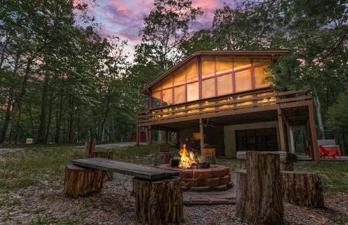 Cabin w hot tub & kayaks by river - Foto 32