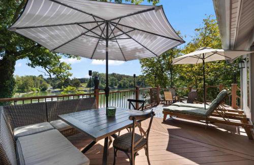 Relaxing Lakefront Retreat w/ Hot Tub & Dock - Foto 6