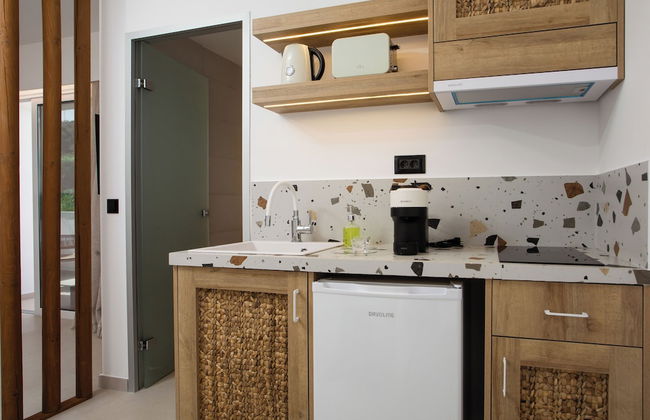 Stay Helios - Aparts & Pool Suites - Photo 33