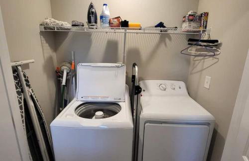 Large 3 bedroom Downtown Parking - Photo 6