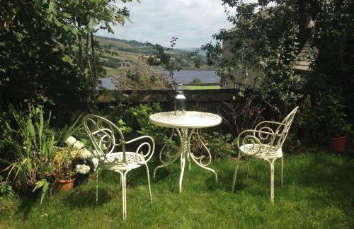 Bijou Cottage in Brontë Country with Wood-burning Stove & Hot Tub Spa - Foto 1