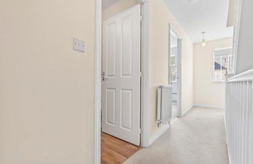 Stylish 4 Bedroom House in St Neots w Free Parking - Foto 39