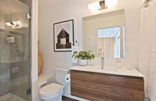 Midcentury Stay w Free Parking - Foto 12