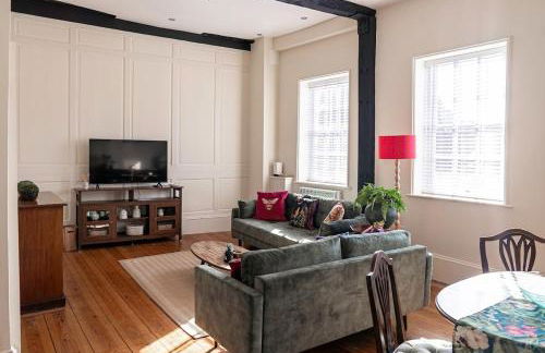 Stylish and Spacious 2-Bedroom Apartment, Tysoes Court, Tewkesbury Town Centre - Private Parking Included - Foto 1