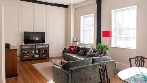 Stylish and Spacious 2-Bedroom Apartment, Tysoes Court, Tewkesbury Town Centre - Private Parking Included - Foto 1