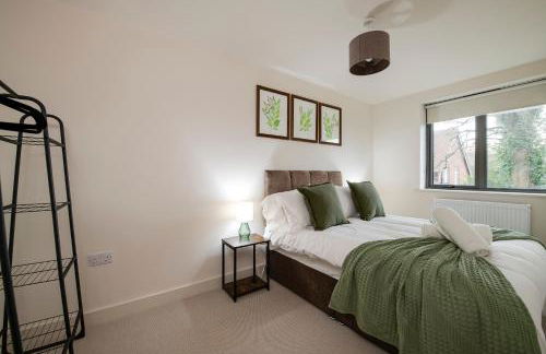 Spacious 5BR Home Near New Forest & Coast - Parking - Sleeps 10 - Photo 31
