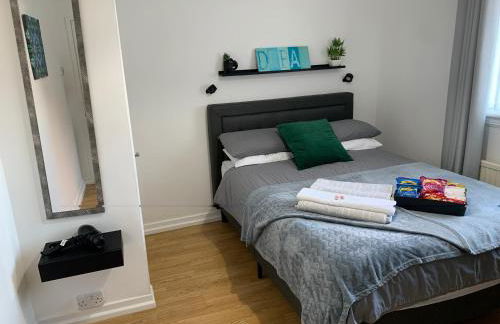 Douglas Apartment - Trains to Edin & Glasgow - Private Parking - Photo 8