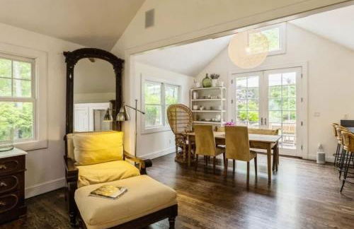 Luxury Sag Harbor Home with Heated Pool & Charm - Foto 14