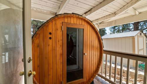 Smo Haus- Located in the quiet area of Big Bear City, with mountain views. - Photo 2