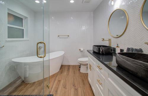 5-BD Modern Central Getaway w Hot Tub - Mins to DT - Foto 15