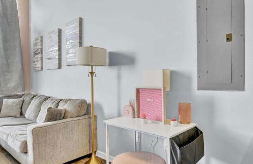 Pink playhouse sq near Progressive field & CSU - Photo 9