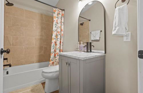 Cabin with King Bed , XBOX, HotTub, Games, Firepit , Stargazing Dome - Photo 33