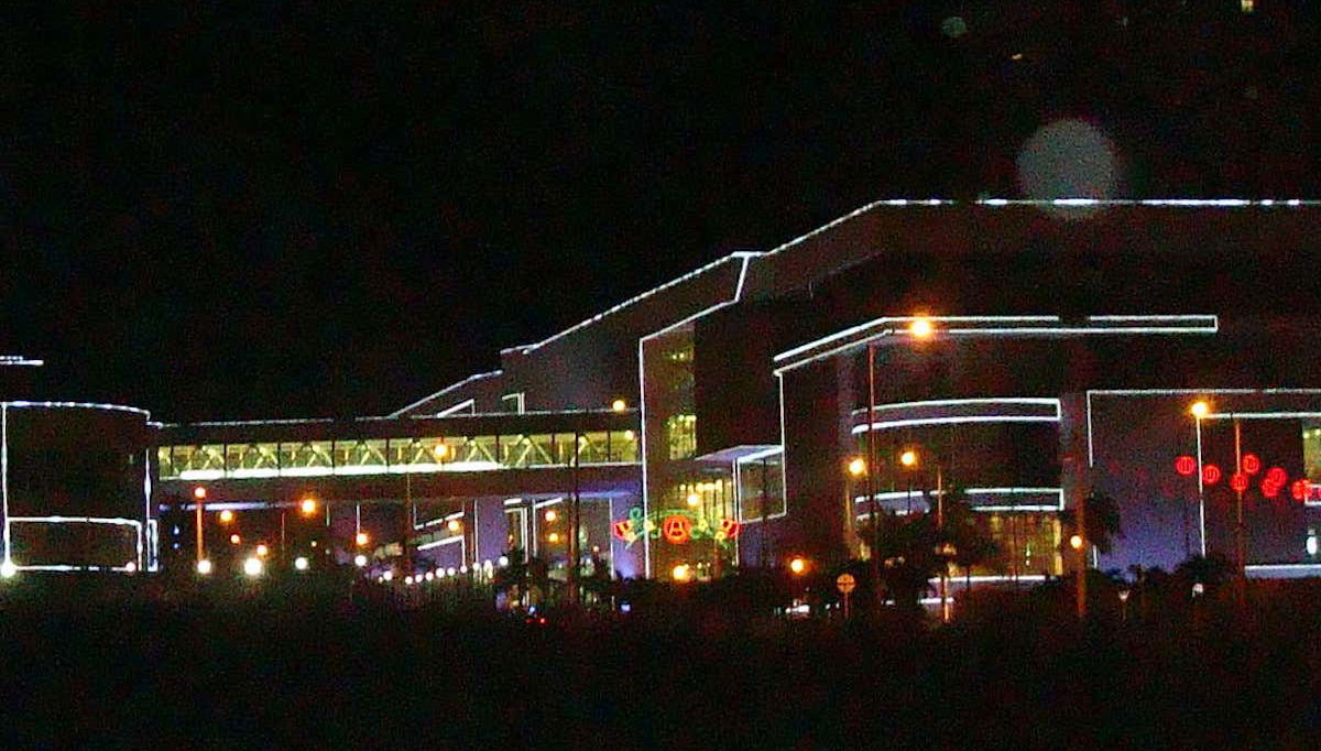 Il centro commerciale Buenavista di sera