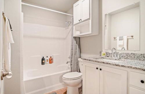 5BR Home Hot tub, fenced backyard #CO - Foto 45