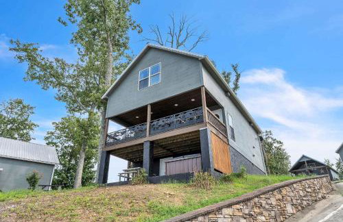 Rivers Ledge Cabin with breathtaking views hot tub & indoor pool - Photo 3
