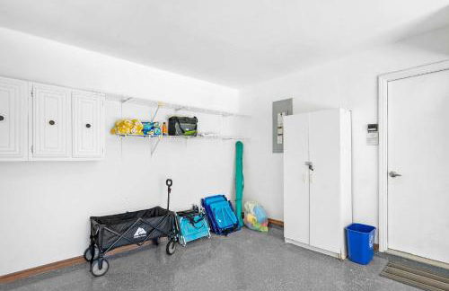 3BR Family Getaway Steps to Sand & Sun - Foto 29