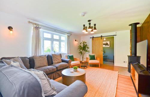 Adgestone Villa - A Luxurious Countryside Escape with Heated Pool, Near Sandown Beach, Dog Friendly in Rural Sandown - Perfect Getaway for Family & Friends - Photo 3