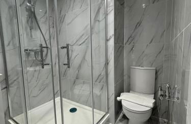 2BR Bungalow with Parking - Sunbeam Haven - Foto 3