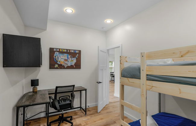 Stylish 4BR Haven Backyard and Fire Pit - Foto 5