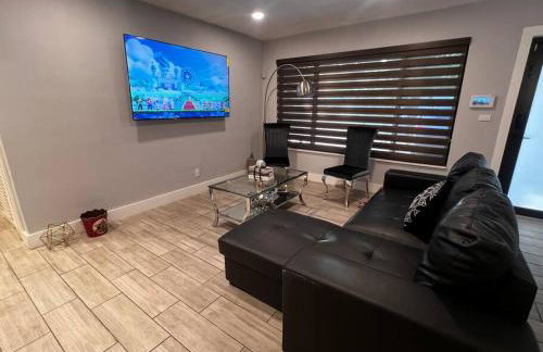 Luxurious Westchester Home Near Miami Clinics - Photo 52