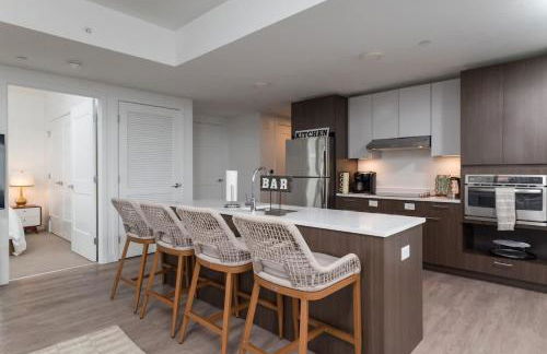 High Rise Retreat w City Skyline Views Shared Gym - Photo 18