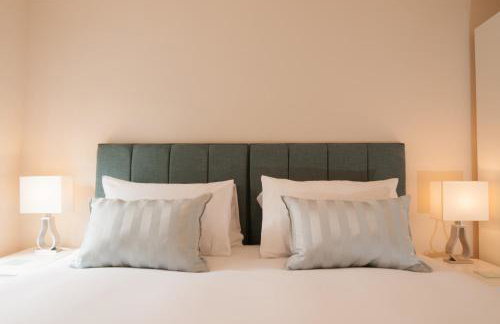 The Wellington - Stylish 3-Bedroom House, Sleeps 8, Ideal for Professionals - Photo 52