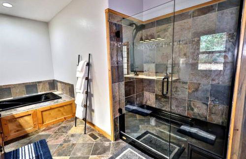 Luxury Cabin with Heated Pool, Hot-Tub & Deluxe Outdoors - Photo 40