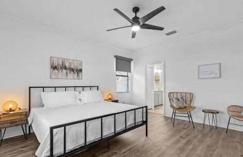 Enchanting 3 Bedroom Home Waterfront Pool and Spa - Foto 24