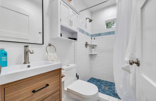 Modern Cottage, Hot Tub, Bistro Patio, Putting Green, Walk to All! - Foto 12