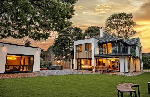 Arden House - Luxury Home with Hot Tub - Games Room - Fire Pit - Photo 1