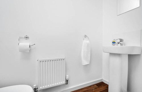 Stylish Manchester 4 Bed House with Garden - 4 Doubles Beds & 1 Single Bed - Sleeps 9 - Salford - FREE PARKING - SMART TVs in every bedroom - FREE NETFLIX - 6 min to City Centre, Close to Trafford Centre, Etihad Stadium, Manchester Arena, Clubs & more - Foto 26