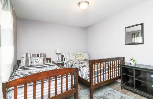 Sunlit Renovated Home, BBQ, Porch & Trails Nearby - Photo 17