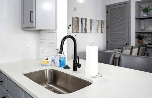 Luxury Apartment with Pool, Restaurants, Shopping) - Photo 41