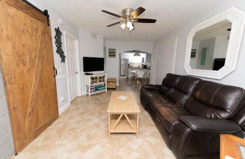 Enchanting 2-Bedroom Ground Floor Beach Condo at Cape Canaveral WiFi & AC - Foto 9