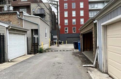 Designer Themed 4 Bedroom in Best Location with Patio and Fireplace - Foto 45