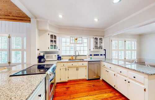 Classic coastal home with game room & private hot tub - walk to beaches - Foto 13