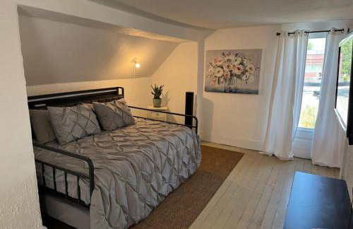 Downtown Whitestown with King Suite and Pool - Foto 9