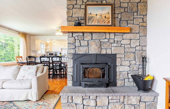 Private Beach Access + Water Views! Sleeps 18, Historic 6bdr Farmhouse w/ Deck - Foto 11