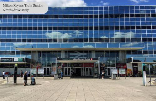 Luxury House with Pool Table, Sky TV, Netflix, Fast Wifi, Garden & Free Parking by Yoko Property - Photo 29