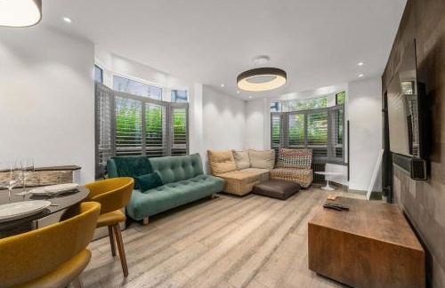 West Didsbury Retreat l Cinema l Sleeps 8 - Photo 9