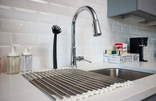 Modern 2BR Retreat- Prkng,Near Rvrwlk & Conv Ctr - Foto 56