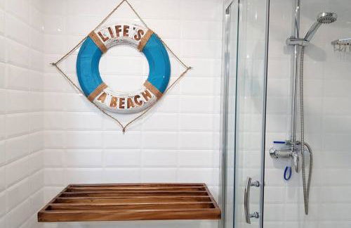 NEW! Modern apartment right on the beach! - Foto 21