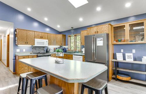 Private Lakefront Cabin with Hot Tub, Deck and Views - Foto 7