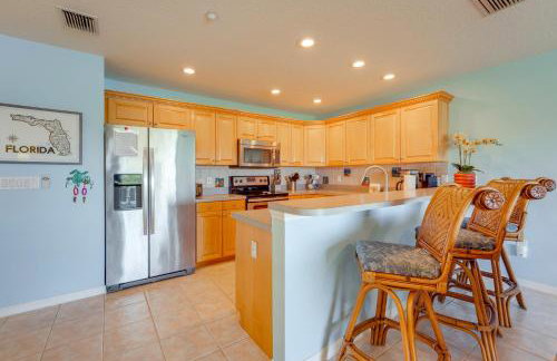 Large Balcony and Water Views Indian Shores Condo! - Foto 9