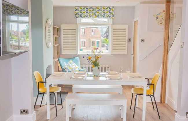 Modern 3-bed House on Tarporley High Street - Photo 1